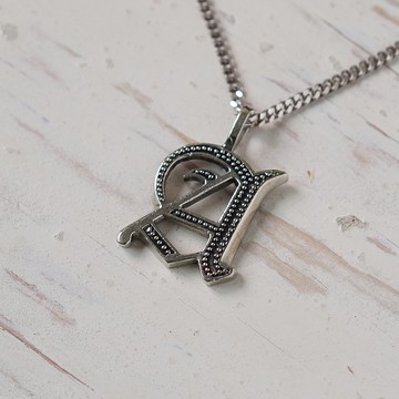 中性三角吊坠项链由 925 纯银制成 简约风格