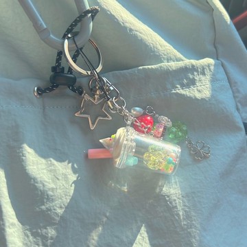 【Lucky Drink】手作幸運草串珠吊飾 | 適用手機殼 & AirPods