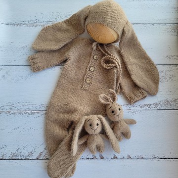 米色新生兔子帽子。動物帽。帶兔耳的帽子。復活節道具。