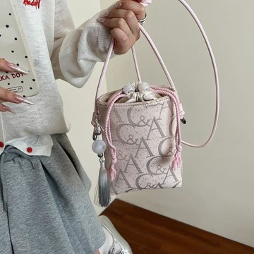 中國風刺繡手提包包女2025春夏新款潮通勤休閑單肩斜挎抽帶水桶包