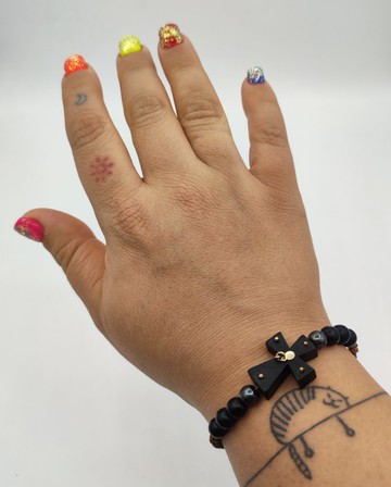 木質黑色十字架手鍊，綴以 18K 金，獻給您的精緻禮物