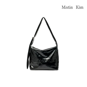 【MATIN KIM】官方直營 浮雕LOGO皮革肩背包 黑色