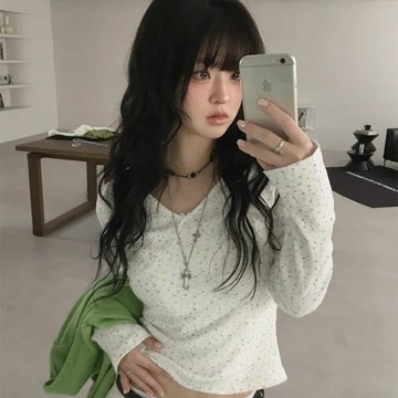 ˏˋ 𝐻𝑒𝑦 𝑆𝑝𝑟𝑖𝑛𝑔 - ̗̀ 🌷⛅️ ̖́‎韓系 ins甜美風碎花V領長袖T恤 可愛蝴蝶結短款顯瘦內搭打底衫 女