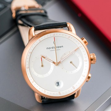 【限時加碼・贈原廠錶帶】ND手錶 Pioneer 先鋒 42mm 玫瑰金殼×白面 極夜黑真皮錶帶 Nordgreen 北歐設計師手錶 計時碼錶 PI42RGLEBLXX 熱賣中!