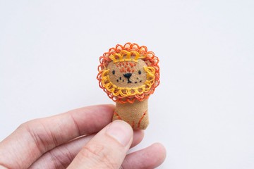 獅子胸針 Manely Lion 迷你胸針-棕褐色天然染料