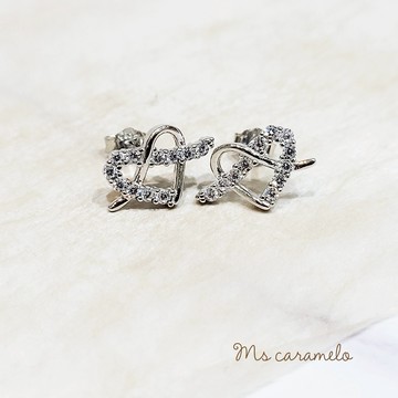 送禮物 現貨商品【焦糖小姐 Ms caramelo】 925純銀鍍K白 愛心打結鋯石耳環