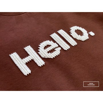 『老爺有喜』重磅Hello刺繡大學T-咖(NOF2309383)