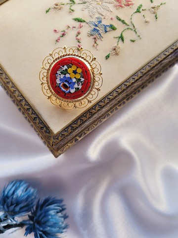 美國西洋古董飾品/ 聖誕紅底金雕花紋邊微型馬賽克胸針/別針