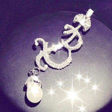 抖音同款水鉆皇冠超閃字母B胸針音符別針鑲鉆珍珠吊墜胸花胸扣