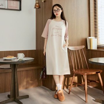 OB嚴選-標語刺繡撞色拉克蘭袖側開衩洋裝《DA10576-》