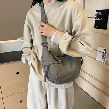 光澤感尼龍防潑半月包 迷霧灰