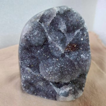 迷你水晶洞 -灰紫砂糖水晶滿花帶紅砂糖共生石