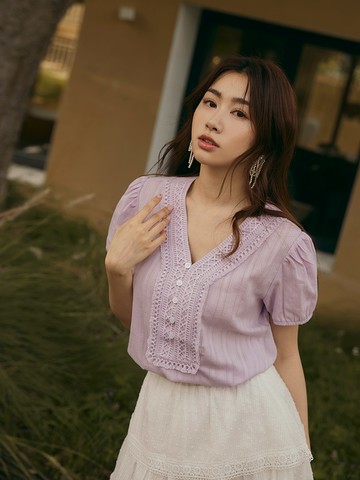 棉質直條紋裡蕾絲拼接泡泡袖上衣