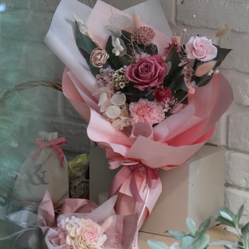 【Bloom & Grace 永生花禮花藝店】甜甜的愛戀花束《全台配送》