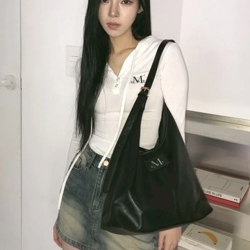 MUCENT 彎月型 皮革肩背包 斜背包 全黑 包包 亮面