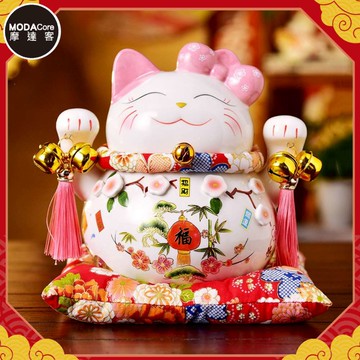 MODACore 摩達客 - ◉春節開運招財◉7吋粉紅蝴蝶結福字桃花招財貓(含坐墊)_撲滿存錢桶擺飾桌飾