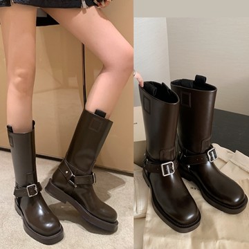 方頭靴．個性皮革一字帶金屬釦粗跟中筒靴．白鳥麗子