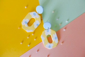 夏日系列 - 8角 黃底白色小花 手工軟陶耳環/可改夾