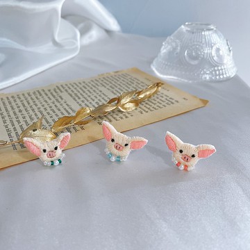 手作刺繡//童趣豬豬耳環//可改夾式