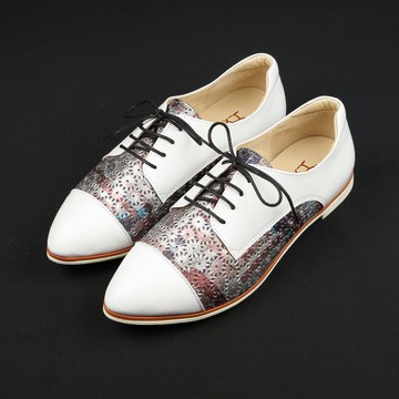 異色繫帶雕花低跟尖頭包鞋