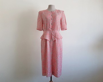 復古灰粉色 peplum 裙襬設計洋裝，女士抽象印花中長裙，短袖，S 碼