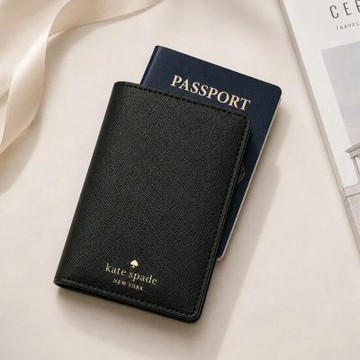 【KATE SPADE】Saffiano Leather 防刮皮革護照夾/護照套/旅行證件套(黑色)