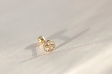 14K 圓十字鎖珠耳環 (單個)