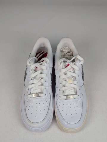 微瑕疵-左腳中底鞋面泛黃右腳勾勾霧化 DC9651-100 4.5Y Nike Air Force 1 LV8 GS '' Silver '' 銀勾 全白 女款