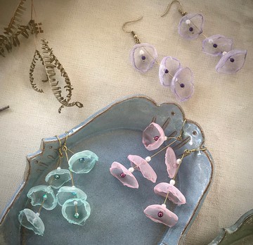 手作刺繡//水母群漂浮耳環//可改夾式