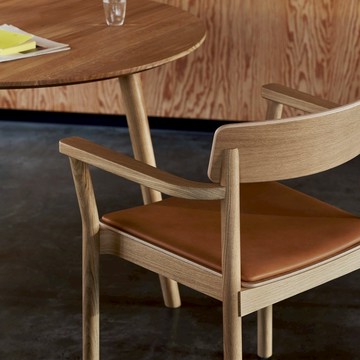 丹麥 &Tradition Betty TK11 扶手皮面餐椅 棕｜橡木