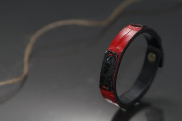 一公分的優雅 -- 鱷魚皮手環