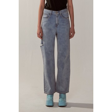 AVVJOY刷白直筒牛仔褲布料柔軟舒適褲管做了一處割破增添造型小露性感穿出休閒時髦風格