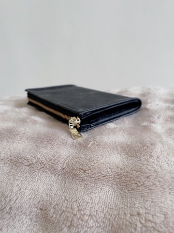 - 皮紋L型拉鍊短夾 /-*墨黑*2026新品*素食紙皮革