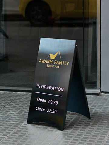 【新店熱銷】銹鋼落地立牌 a字展示牌廣告牌 咖啡店門口營業時間指示提示牌