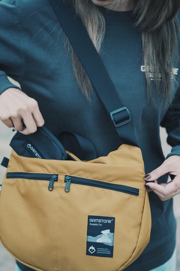 新年福袋 : Voyager 側背包 + 長袖T恤 +Clifftop Keeper 零錢包