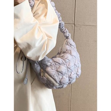 高級感褶皺小包包2025春夏新款時尚女士斜挎包小眾泡泡棉服新月包