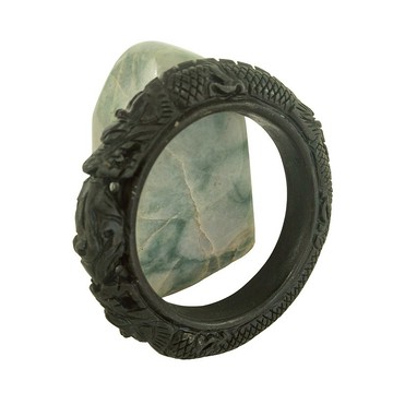 珍品難求，大尺寸緬甸A玉龍紋手鐲，渾圓戒面，漆黑如墨，內徑66公釐。