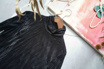 尋寶古著-皺皺面料黑色透膚雪紡高領內搭上衣