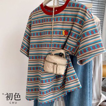 初色 韓版刺繡撞色條紋透氣減齡休閒風圓領短袖T恤上衣女上衣-條紋-12240(M-4XL可選/現貨+預購)