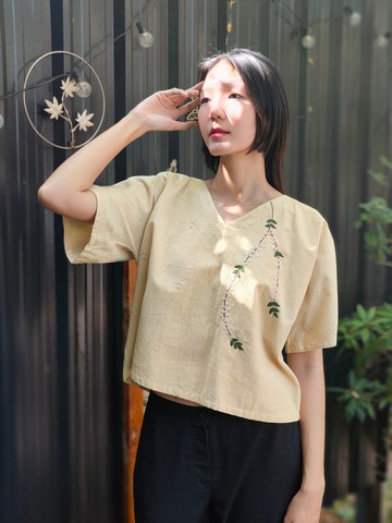V領刺繡花卉上衣