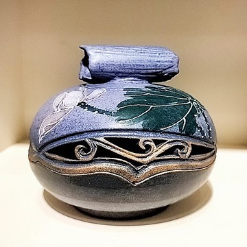 天青白荷 手捧荷香 彩繪簍空圓雕 聞香爐 鶯歌燒 香座 環香座