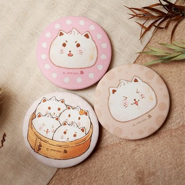 製造幸福。可愛小籠貓。布面質感胸章