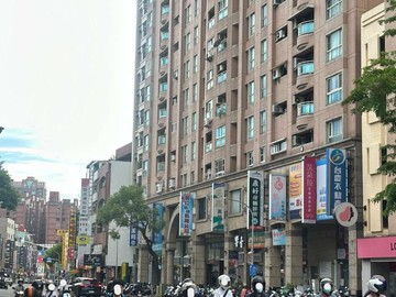 建工商圈.輕軌超熱鬧臨路面寬全新店面｜高雄市三民區建工路