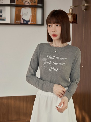 舒彈純色英文印花短版上衣