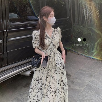 《杜達女孩》花的姿態 V領碎花洋裝 黑白碎花洋裝 短袖連身裙 短袖洋裝 渡假洋裝 連身裙 碎花 連身洋裝 洋裝 雪紡洋裝