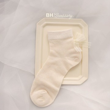 BYHUE lilicoco 後蕾絲蝴蝶結造型短襪－米白