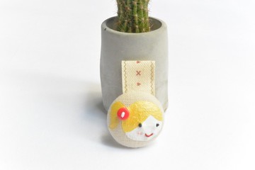 手繪布包釦集線器 - 微笑女孩