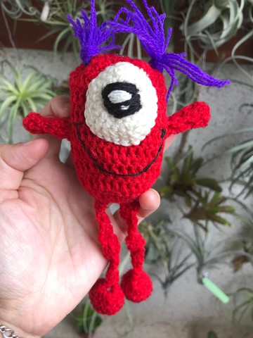 Wednesday 手工編織紅色大眼怪鑰匙圈