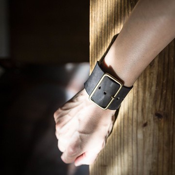 黃銅扣皮革手鍊/黑色