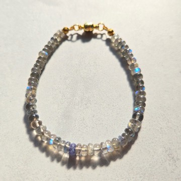 【日本製】藍色閃耀的拉長石細緻手鍊，手殘女孩也能安心，零壓力一觸即成式配戴